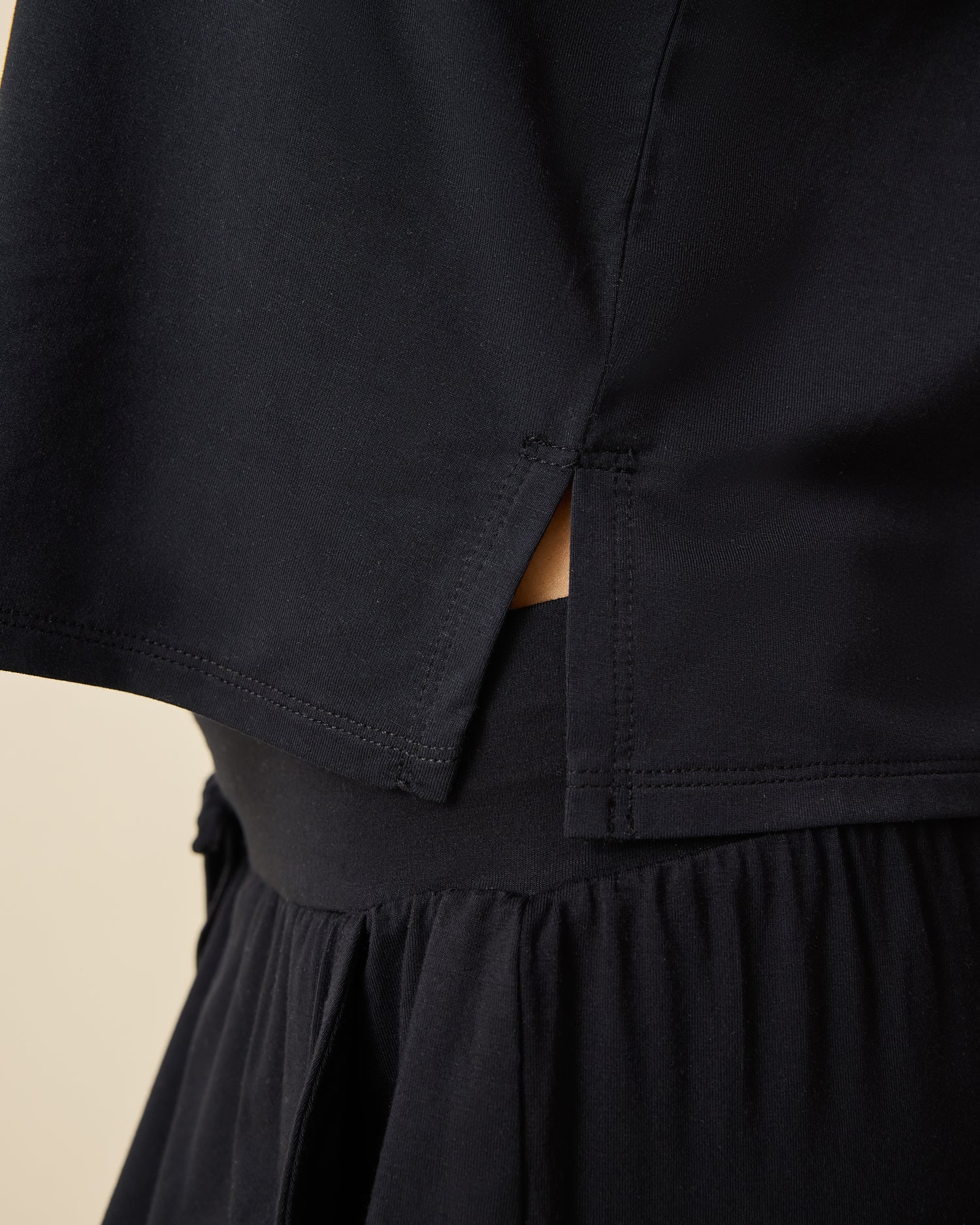 Aria Bamboo Cropped V-neck Tank | Black - Image 4